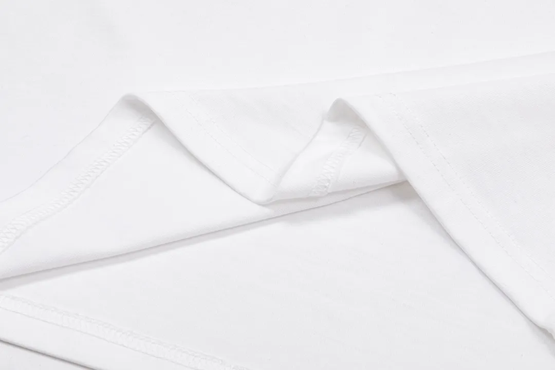 P200 CHROME HEARTS LoGo is fashionable and elegant, with a dropped shoulder style. The fabric is made of 26s double-yarn combed cotton compact spinning yarn with a weight of 280. It is matched with 1*1 Salona rib. The fabric is fermented and has a loose fit. Color: White Size: S～XXL